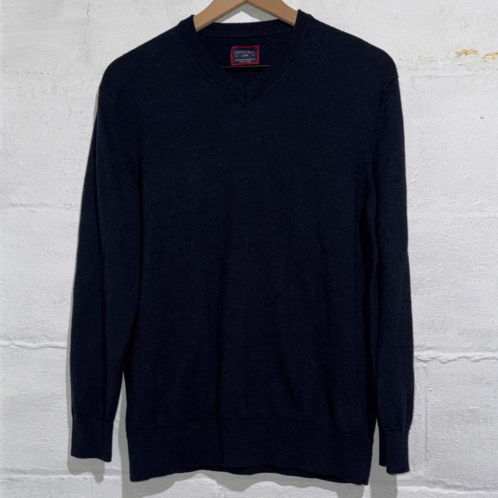 UNTUCKit Extra Fine Merino Wool Men’s Black V-Neck Sweater